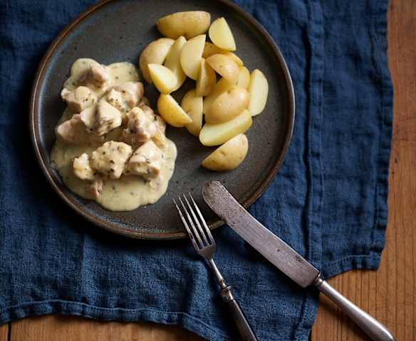 Coelho de fricassé com batata nova