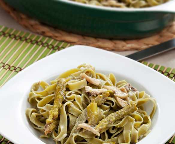 Cintas de espinacas con trigueros y salsa de yogur