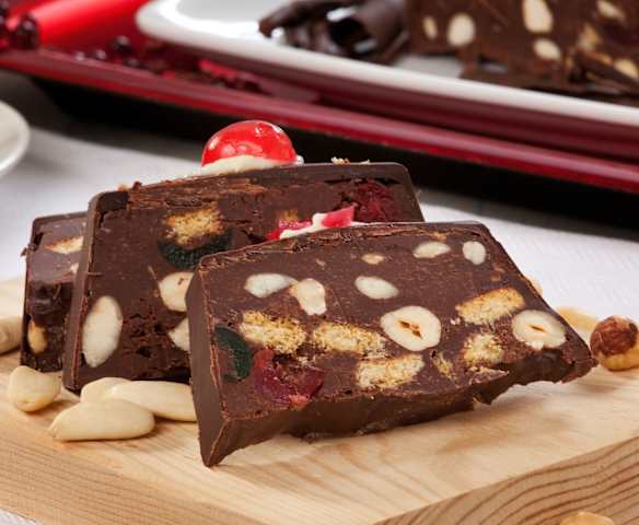 Lingote con frutos secos, pasas y guindas