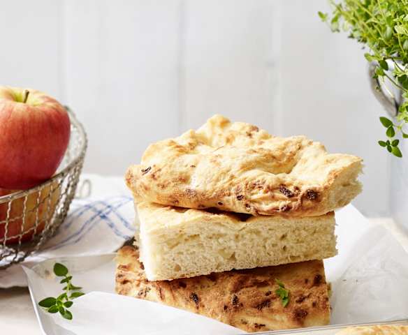 Focaccia z jabłkiem i cebulą