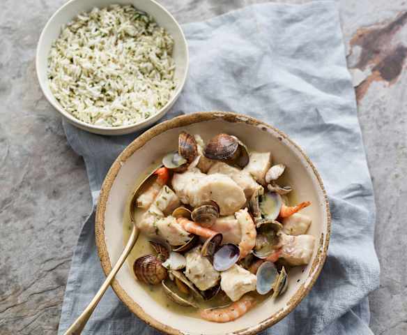 Amêijoas com pescada, camarão e molho de coentros Amêijoas com pescada, camarão e molho de coentros