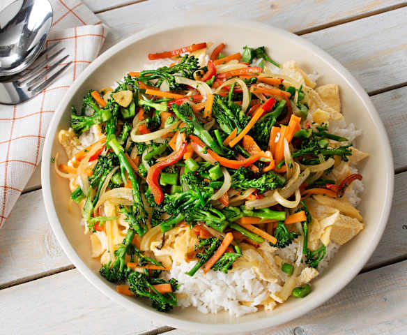 Arroz con huevo y verduras salteadas