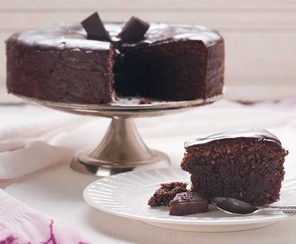 Bol Çikolatalı ve Bademli Kek