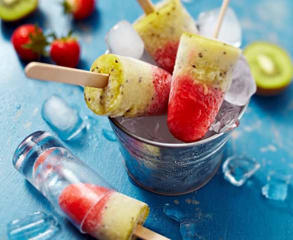 Erdbeer-Kiwi-Eis am Stiel