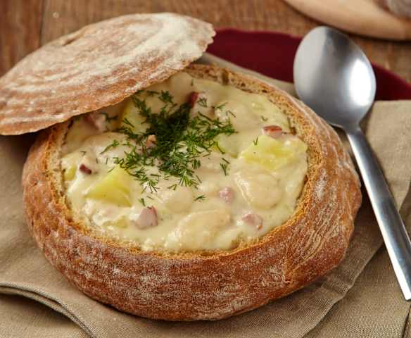 Fazole ve smetanové omáčce, podávané v chlebu