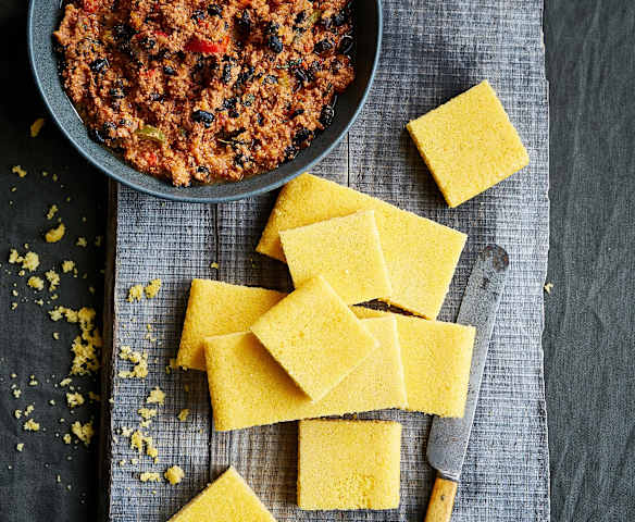 Chili de carne com abóbora e bolo de milho