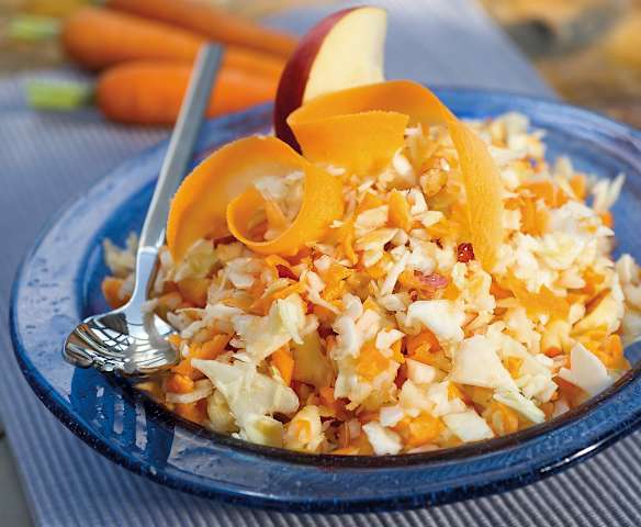 Salát z bílého zelí, mrkve a jablka