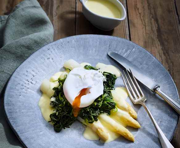Spargel mit Spinat, pochiertem Ei und Hollandaise