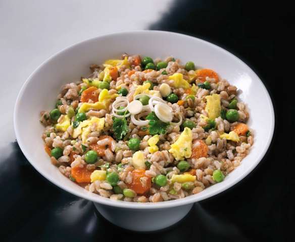 Farro saltato con piselli e carote