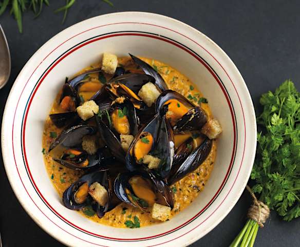 Mexilhões com cerveja e mostarda