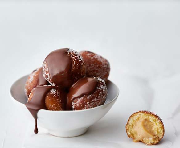 Doughtnutskugler med peanut butter og chokoladesauce Doughtnutskugler med peanut butter og chokoladesauce