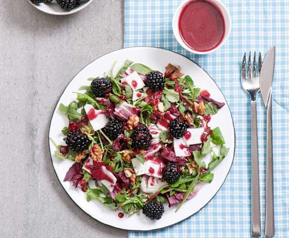 Sałatka z jeżynowym sosem winegret