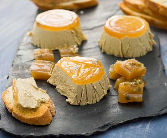 Paté a la pimienta verde con gelatina de manzanilla
