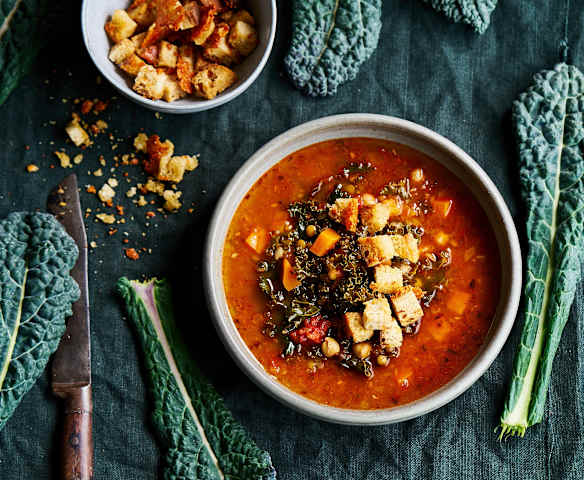 Sopa de lentilhas, grão-de-bico e kale