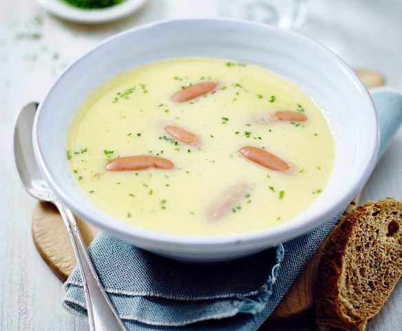 Blumenkohl-Möhren-Suppe mit Würstchen