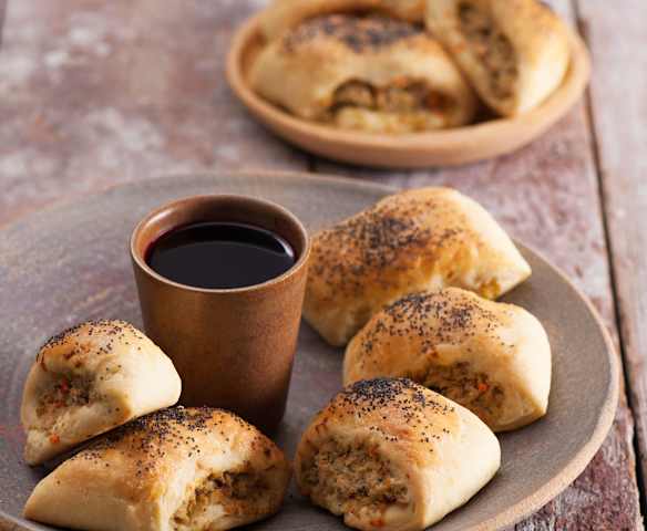 Paszteciki krucho-drożdżowe z mięsem i kaszą jęczmienną