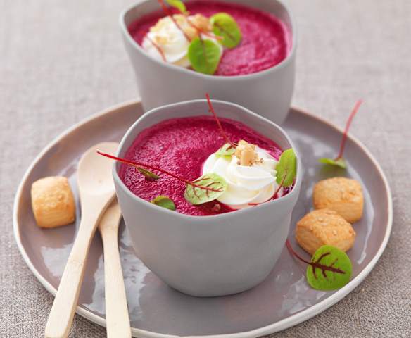 Gaspacho de betterave, mousse de chèvre et noix