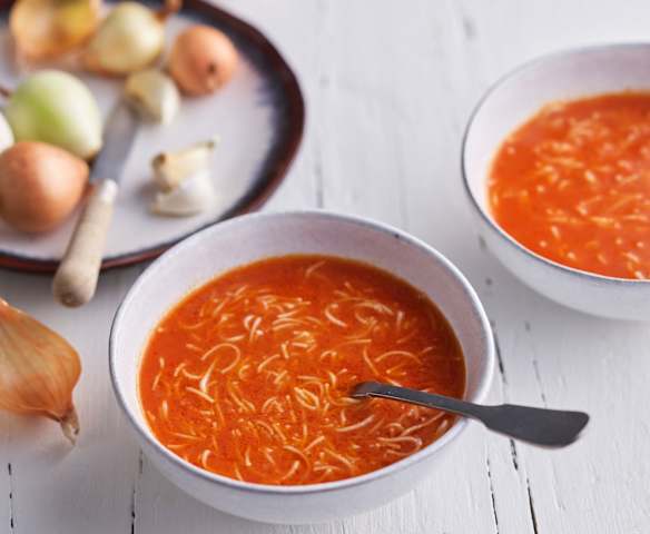 Sopa de fideos y tomate