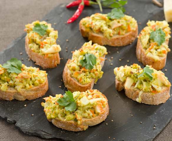 Tosta de palitos de surimi y queso gratinada