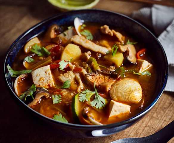 Scharfe Gemüsesuppe mit Bohnenpaste (大酱汤)