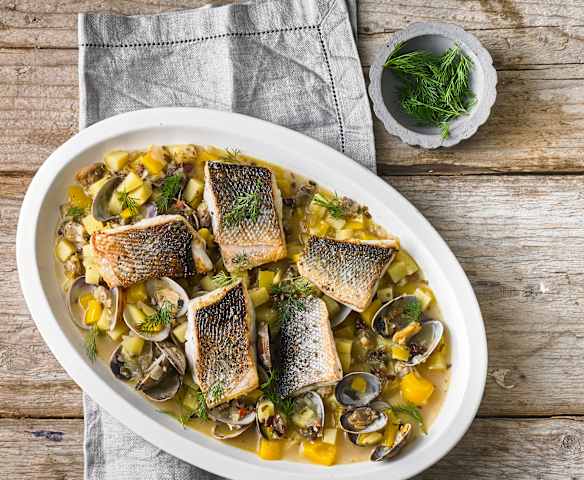 Muscheln und Wolfsbarsch