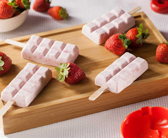 Ghiaccioli cremosi alle fragole e cioccolato bianco