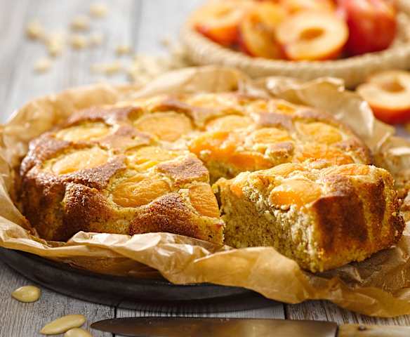 Polentový koláč s meruňkami (bez cukru)