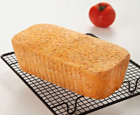 Pan de molde con tomate y semillas de sésamo