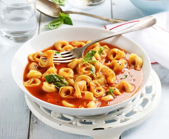 Tortellini au bouillon, tomate et basilic
