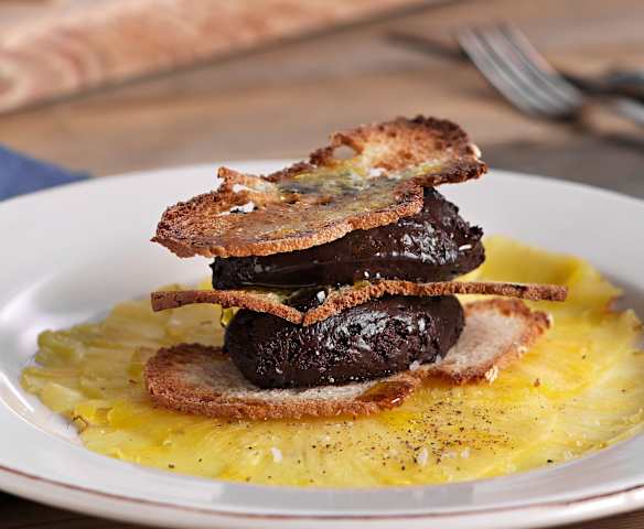 Mousse de chocolate al aceite de oliva y carpaccio de piña