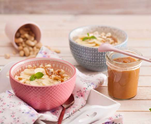 Jaglanka z bananami i orzechowym sosem