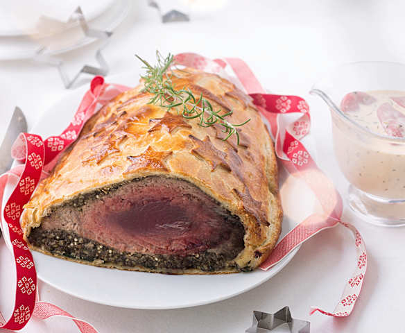 Atún Wellington con salsa de piquillos