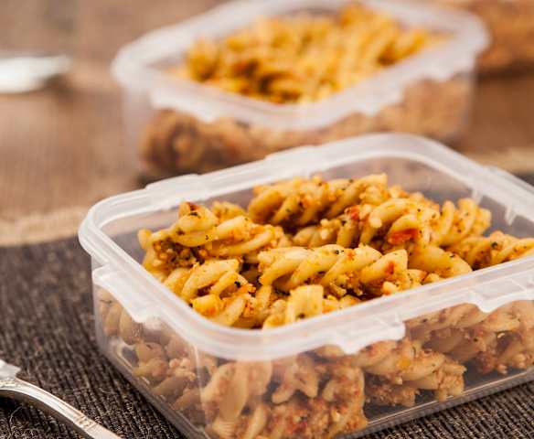 Pasta fredda al pesto di peperoni, menta e mandorle