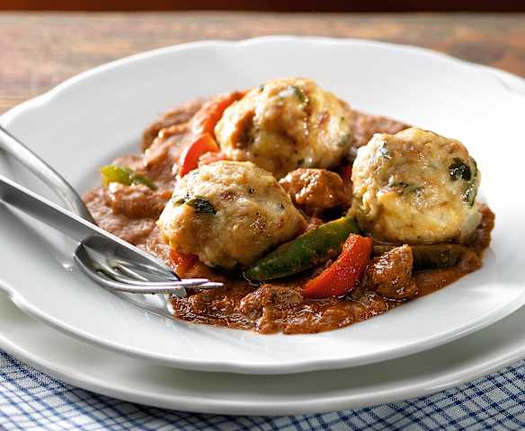 Rindergulasch mit Semmelknödeln