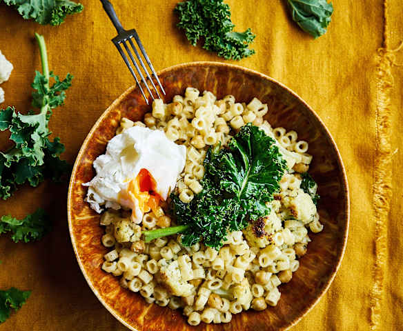 Massa cremosa com grão-de-bico e ovo escalfado