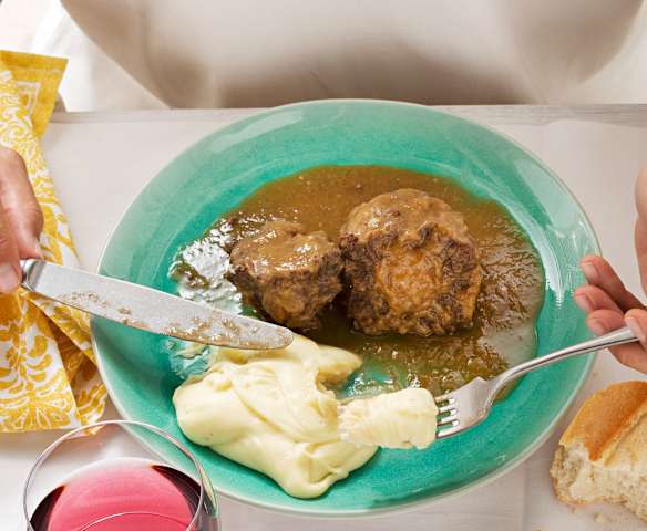 Rabo de ternera en salsa con puré de patatas ratte