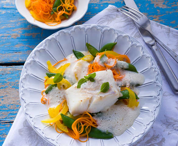 Kabeljau mit buntem Gemüse und Weißweinsauce