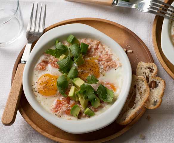 Huevos en cazuela con pavo y verduras