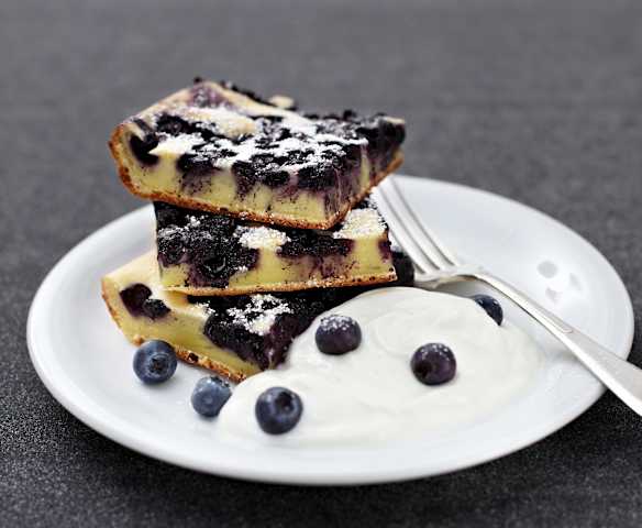 Heidelbeerpfannkuchen mit Holunderblütenquark Heidelbeerpfannkuchen mit Holunderblütenquark