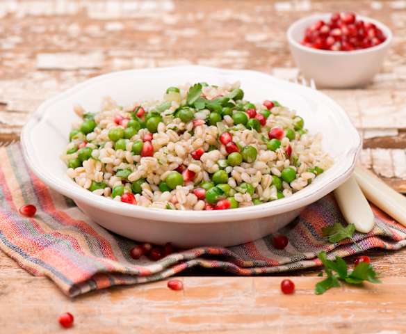 Sałatka z kaszą pęczak i owocem granatu