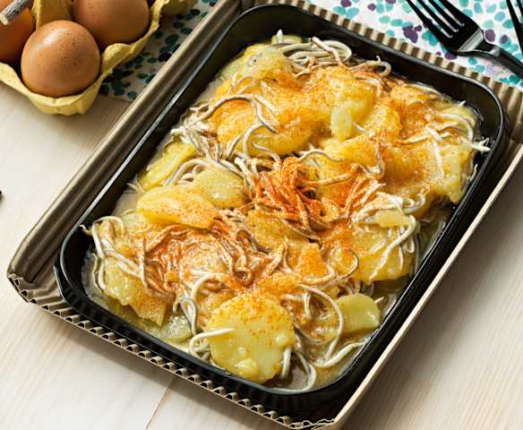 Huevos rotos con patatas y angulas de surimi Huevos rotos con patatas y angulas de surimi