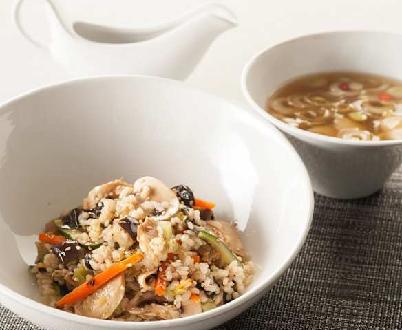 Arroz integral con algas, verduras y pollo