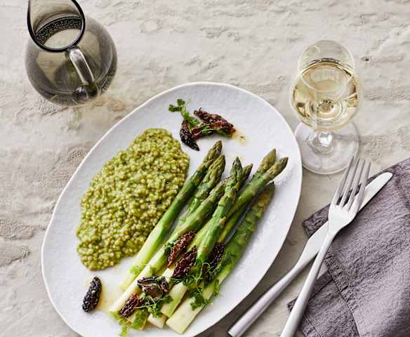 Grünes Graupenrisotto mit Spargel und Morchelbutter