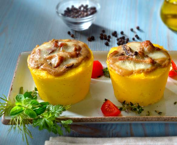 Calamaretti e funghi in cestini di polenta