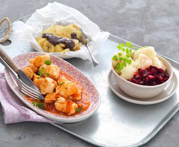 Betterave et chou-fleur en salade, poulet sauce tomate, papillote poire-banane