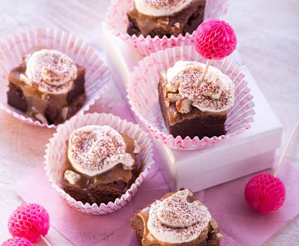 Podmáslové brownies s karamelovým krémem a lískovými ořechy