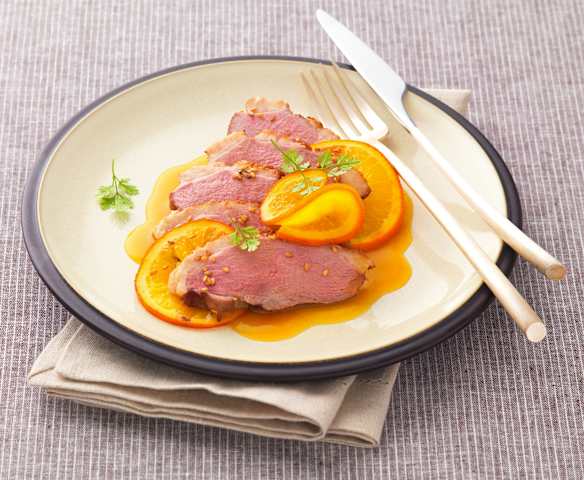 Piersi z kaczki w papilotach z sosem pomarańczowym