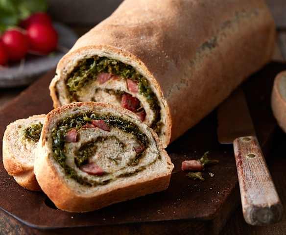 Dinkel-Grünkohl-Brot mit Mettwürstchen
