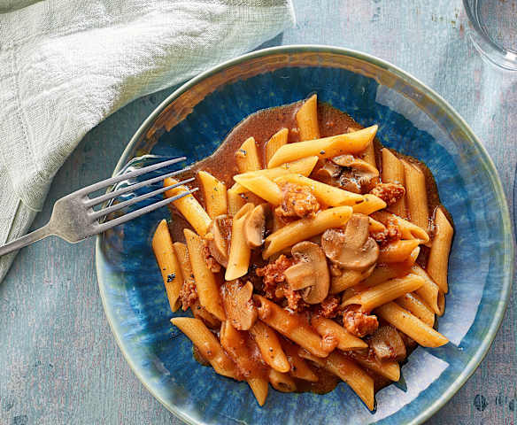Penne com molho de tomate e chouriço
