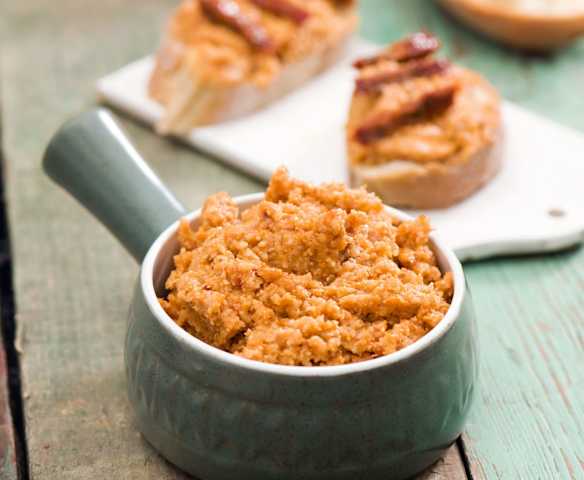 Pasta z kaszy jęczmiennej z suszonymi pomidorami